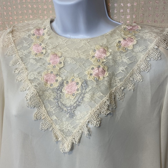 VNTG Nilani Lace Bid Blouse with Buttons Down the Back - Picture 2 of 9